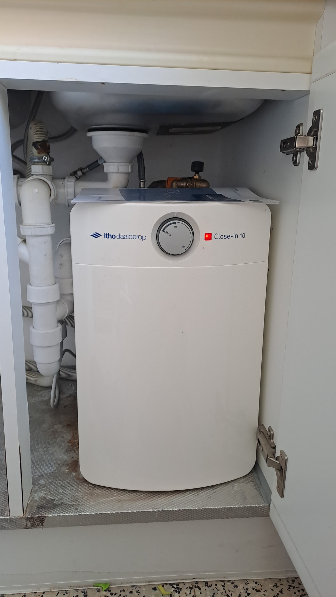 Close-in boiler onder de wastafel