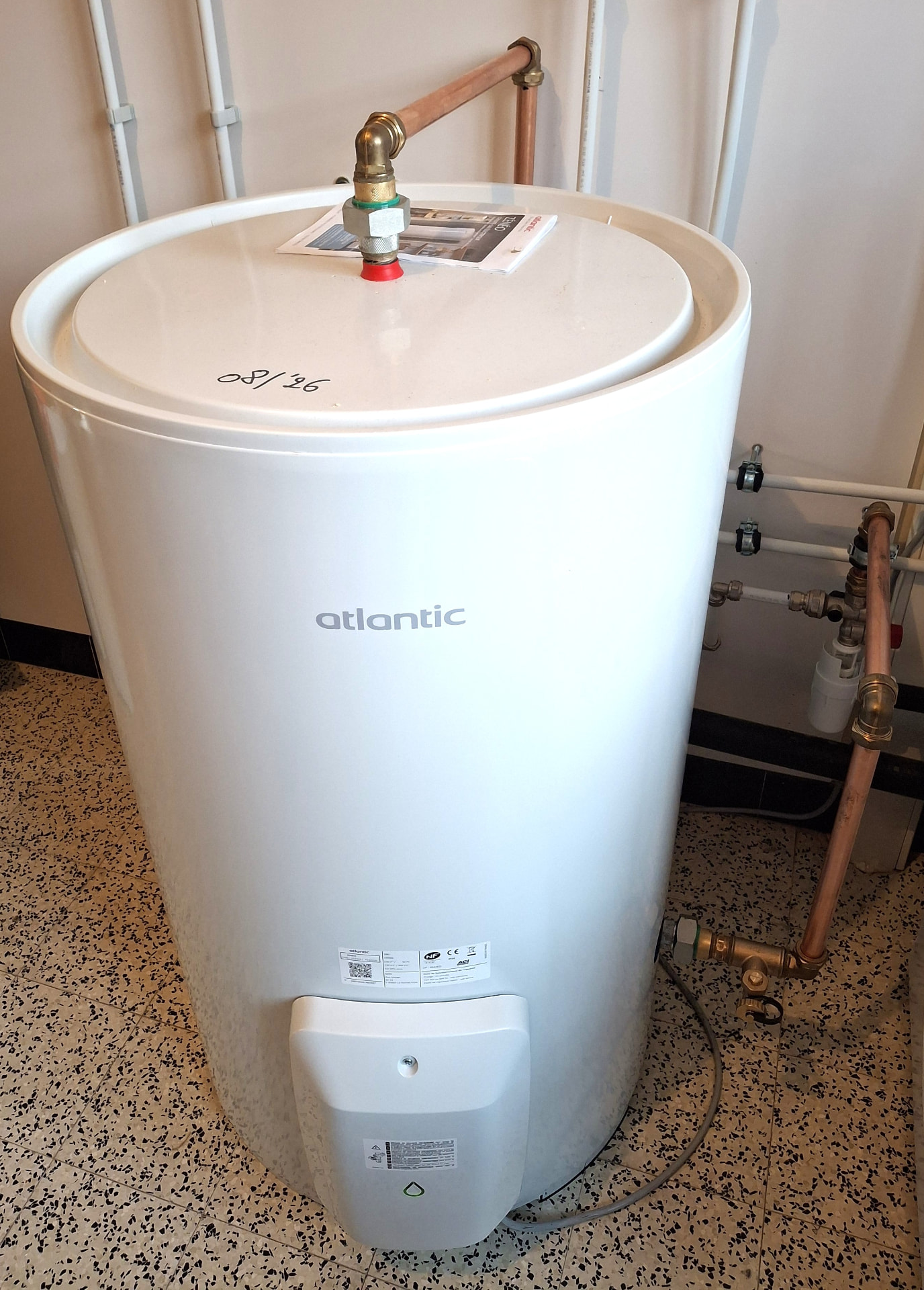 Atlantic-boiler met koperen leidingwerk